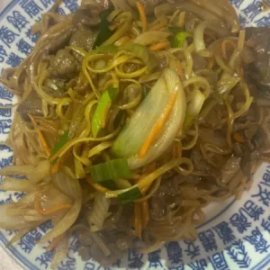 93. Nouilles ou riz sautés au boeuf